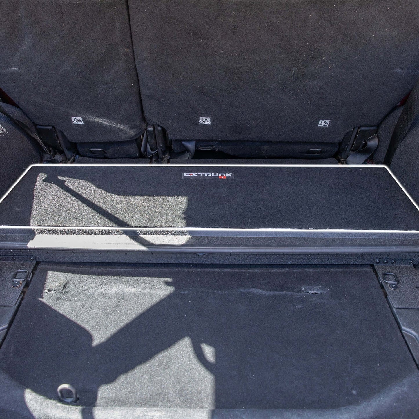 EZ4X4 tailgate carpet for Jeep JLU installed in trunk, providing comfort and protection from scratches.