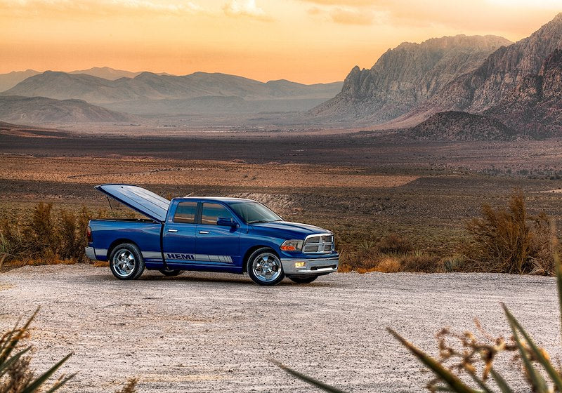 UNDERCOVER LUX Hard Tilt Tonneau Cover 5'10" Fits 2019-24 Chevrolet Silverado - North Sky Blue Metallic