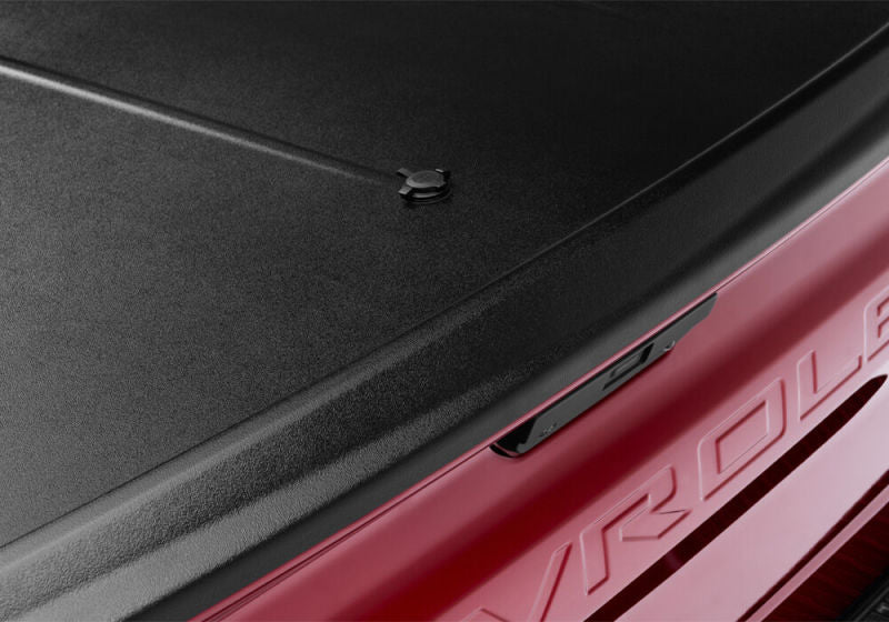 UnderCover SE Hinged Tonneau Cover 5'9" Fits 2019–24 Silverado