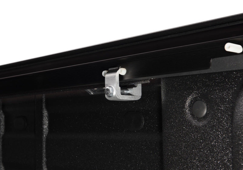RetraxONE MX Hard Manual Retractable Tonneau Cover 6' Fits 2015-22 Colorado/Canyon w/out Stake Pocket