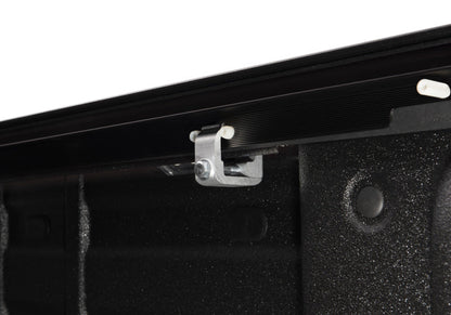 RetraxONE MX Hard Manual Retractable Tonneau Cover 6' Fits 2015-22 Colorado/Canyon w/out Stake Pocket
